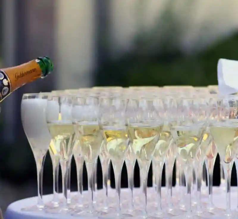 Rozlévání šampaňského do skleniček