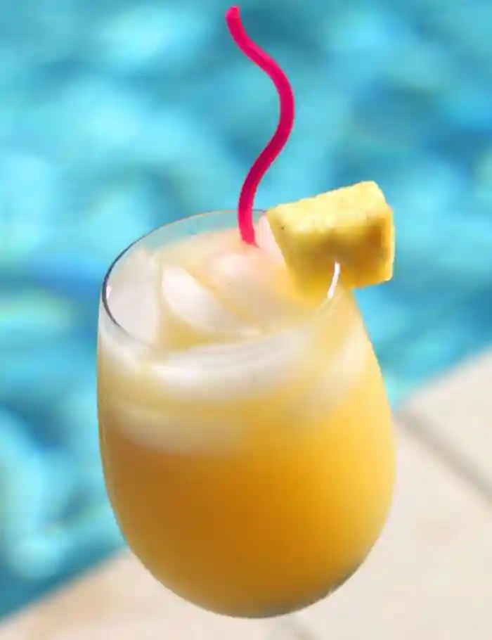 Krásný letní koktejl ozdobený ananasem