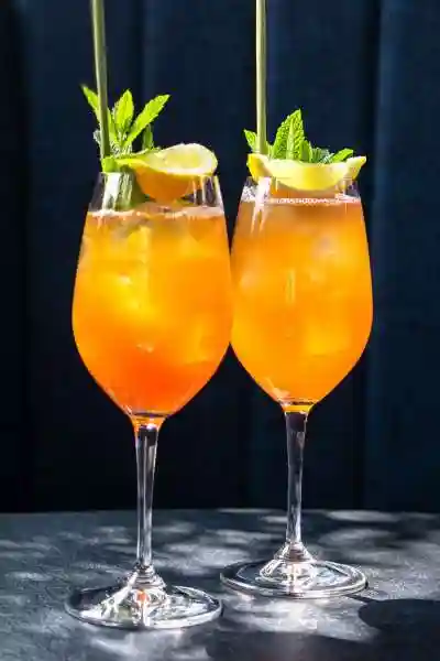 Dva míchané drinky na baru s pomerančovým džusem