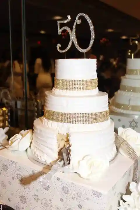 Třípatrový krémový dort na 50 narozeniny nachystán na oslavu