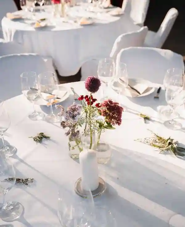 Perfektně přichystaný svatební stůl, hosté se mohou usadit