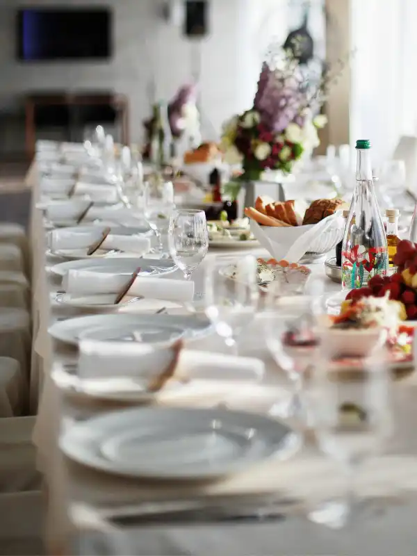 catering-olomouc-jidlo Zdobené talíře s jídlem na cateringu v Olomouci od Catering Avrat.