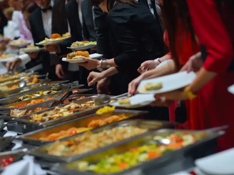 hoste-catering-olomouc Hosté u rautového stolu na akci v Olomouci od Catering Avrat.