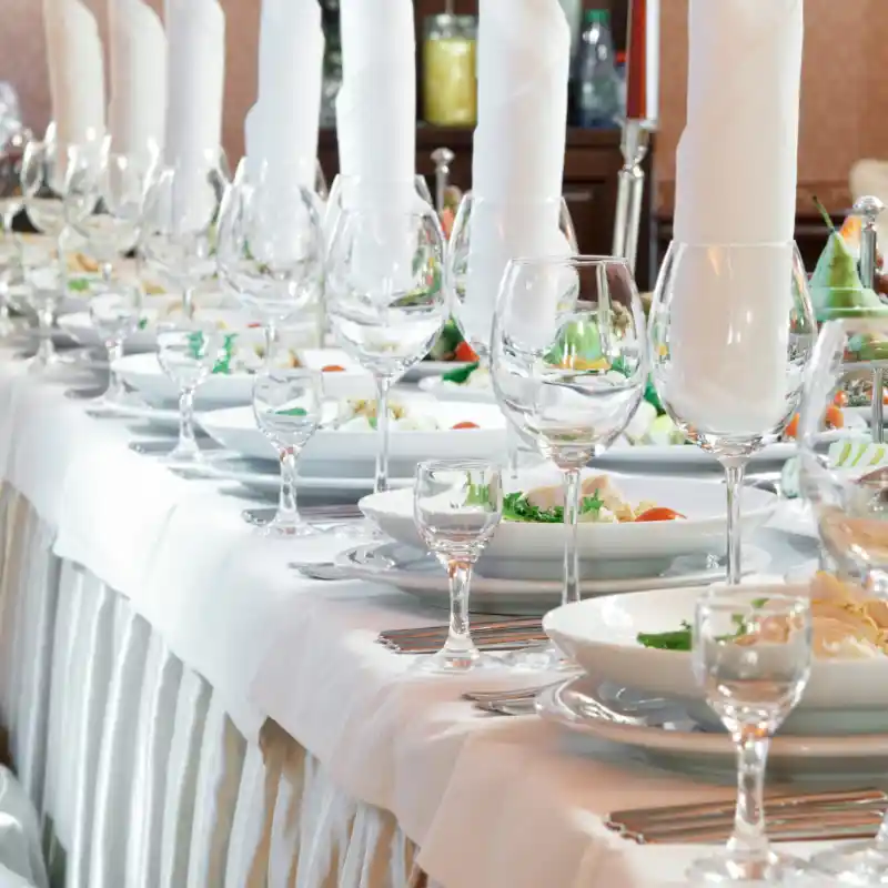 svatebni-catering-olomouc-stul Elegantní prostřený stůl na svatebním cateringu v Olomouci od Catering Avrat.