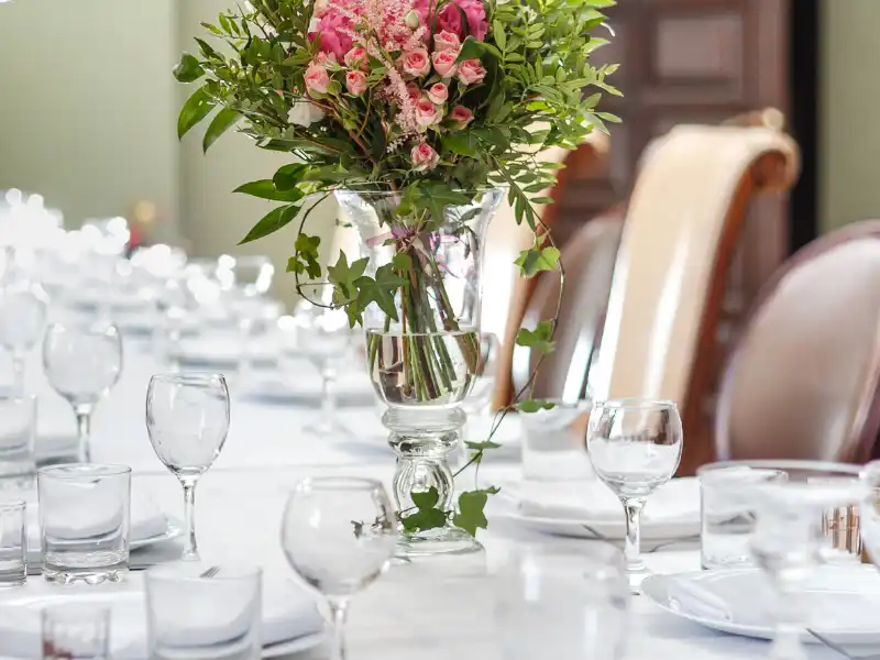 vyzdoba-catering-olomouc Květinová výzdoba stolu na cateringu v Olomouci od Catering Avrat.